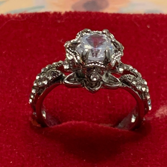 Beautiful Diamond ring. - Picture 1 of 11